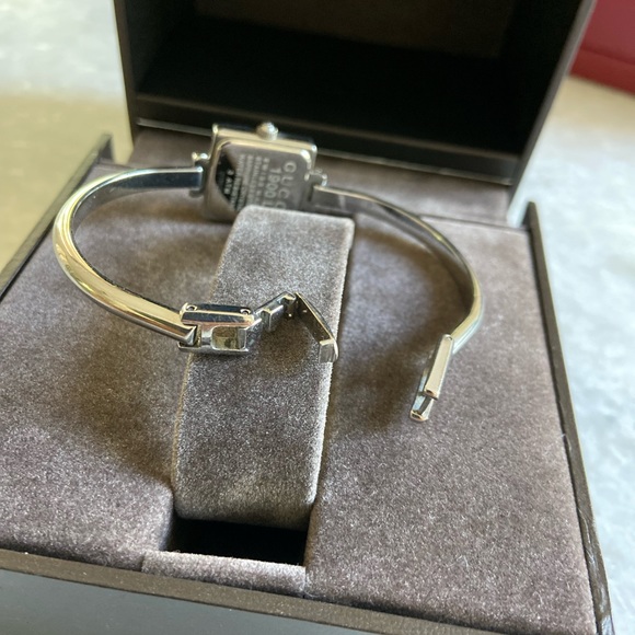 Authentic Gucci 1900l series watch. Excellent condition with minor wear. - Picture 6 of 6